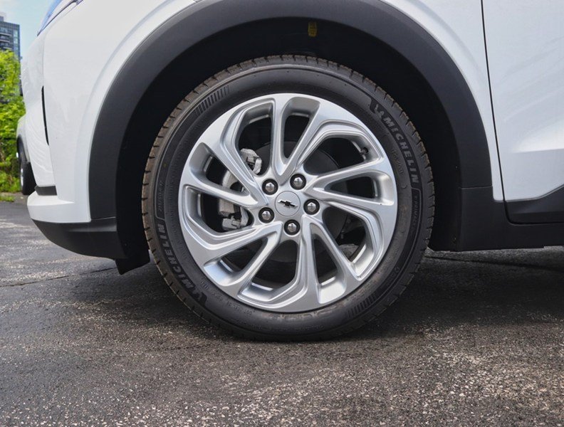 2027 Chevrolet Bolt FWD 4Dr LT