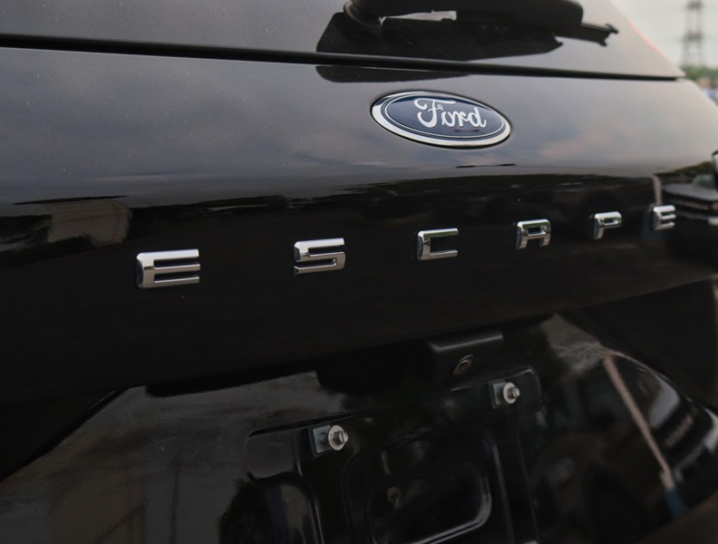 2020 Ford Escape Titanium Hybrid | AWD | Roof | Nav | Leather