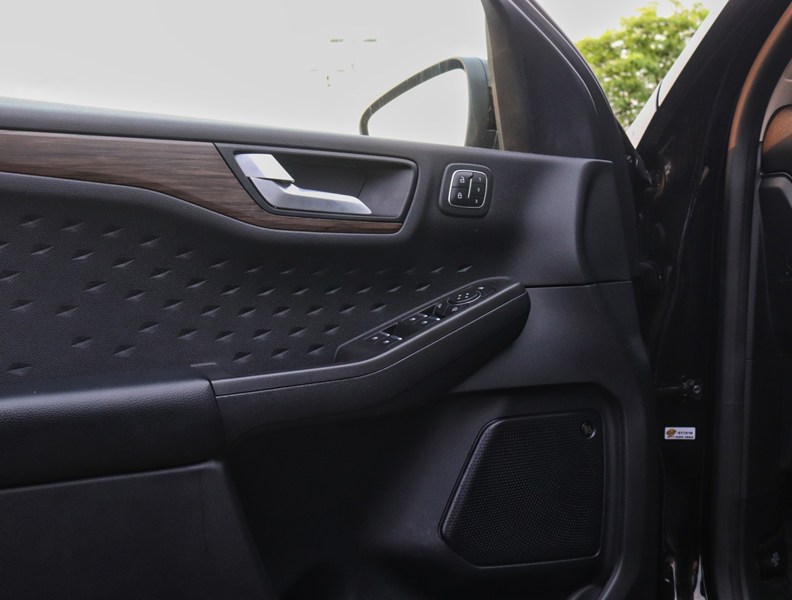 2020 Ford Escape Titanium Hybrid | AWD | Roof | Nav | Leather