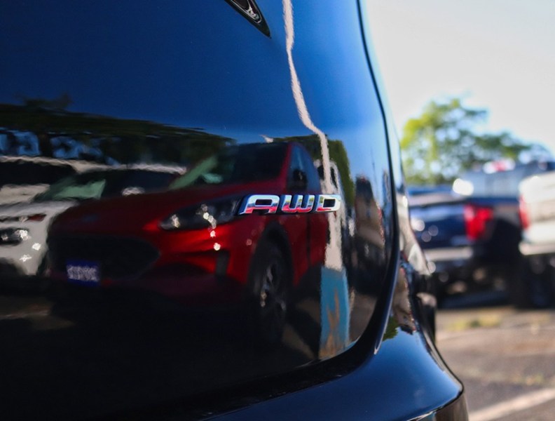 2021 Ford Edge Titanium | AWD | 2.0L | Roof | Htd Str Whl | Tow