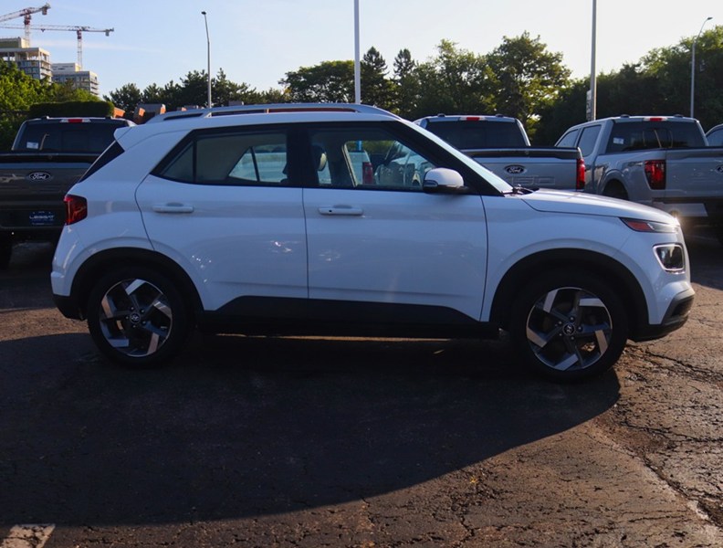 2022 Hyundai Venue Ultimate | Alloys | Htd Seats | Roof | Nav