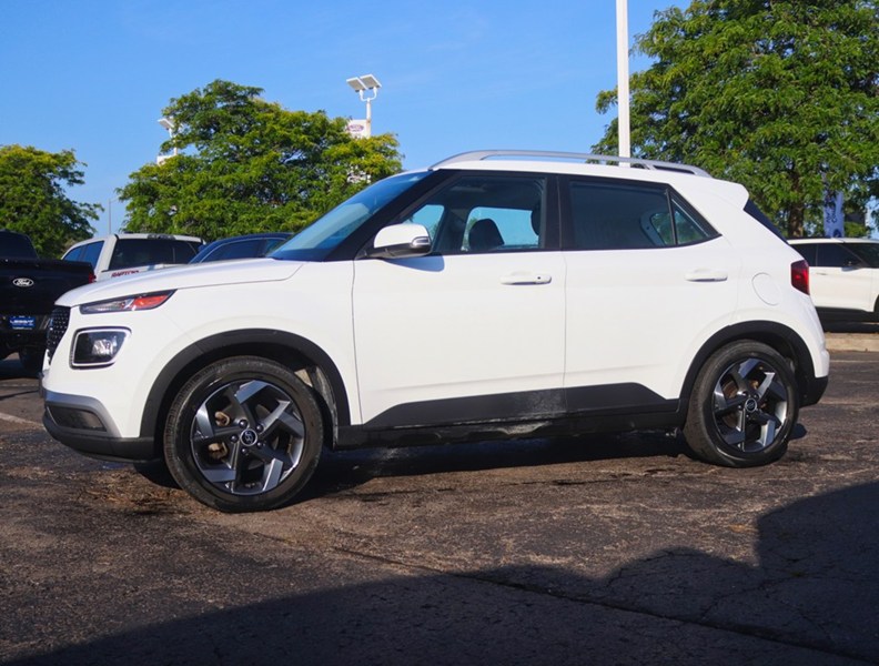 2022 Hyundai Venue Ultimate | Alloys | Htd Seats | Roof | Nav