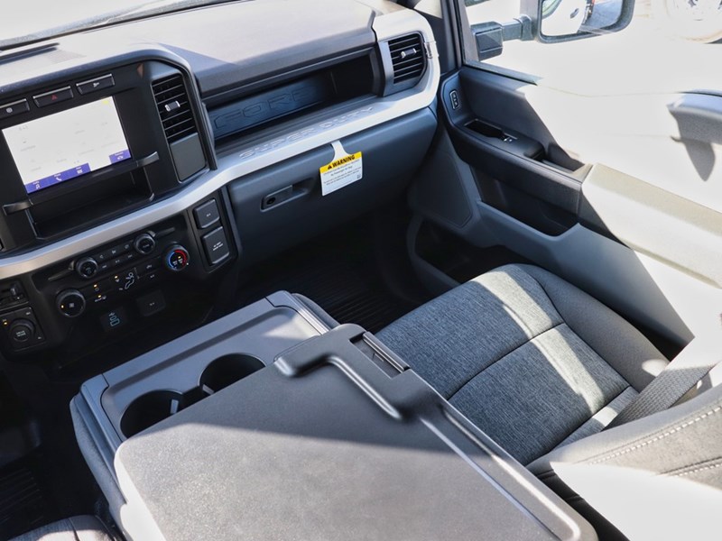 2024 FORD SUPER DUTY F-550 DRW XL 4WD CREW CAB 203