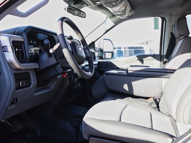 2024 FORD SUPER DUTY F-550 DRW XL 4WD CREW CAB 203