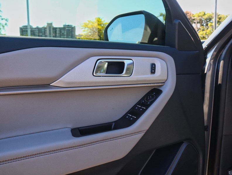 2026 Ford Explorer Active | 4WD | Comf Pkg | Roof | Crbn 20S