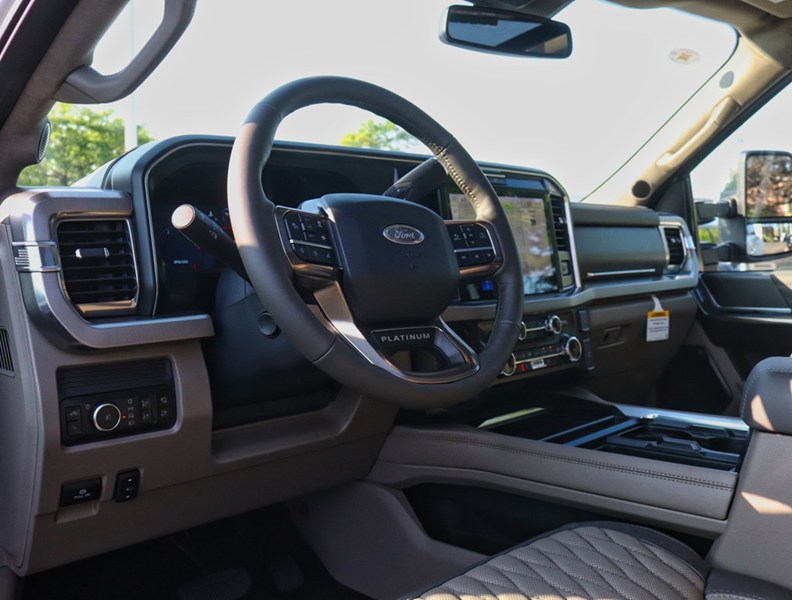 2026 Ford Super Duty F-350 Drw Platinum 4WD Crew Cab 8' Box