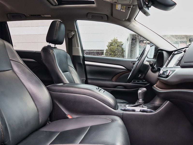 2019 Toyota Highlander AWD XLE | Sunroof | Leather | 8 Passenger