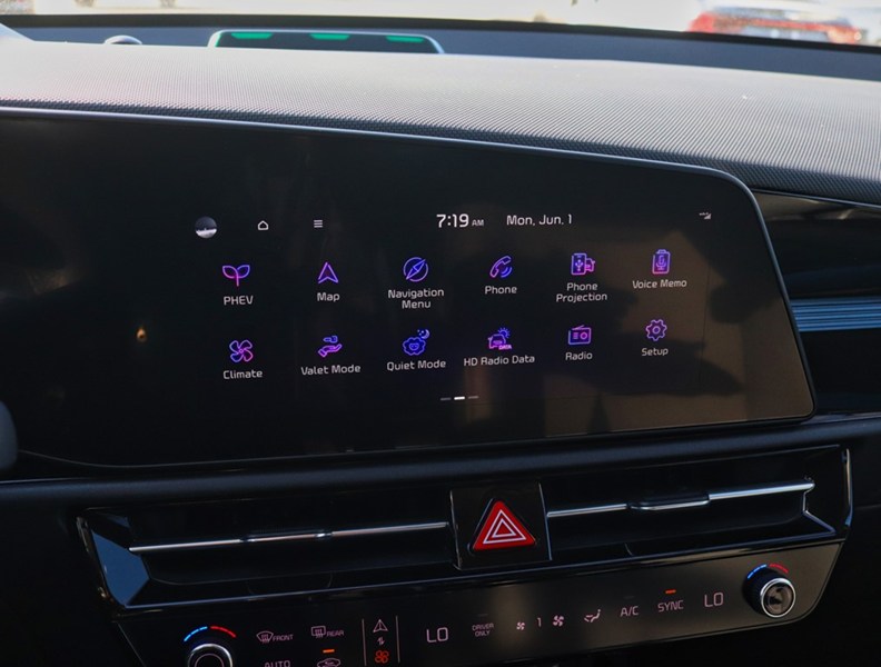 2024 Kia Niro Plug-In Hybrid 1000Km/Tank/Best In Class Cargo/Off-Lease