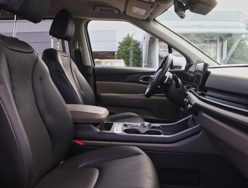 2025 Kia Carnival Hev 1000 Km/Tank/Best In Class 3 Row/Bought Here