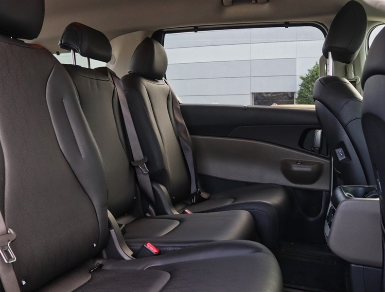 2025 Kia Carnival Hev 1000 Km/Tank/Best In Class 3 Row/Bought Here