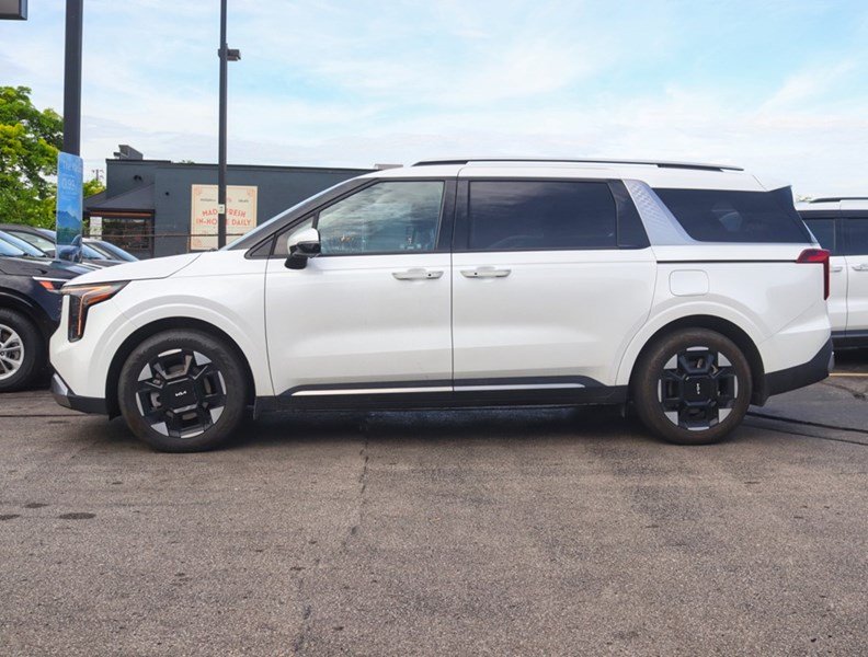 2025 Kia Carnival Hev 1000 Km/Tank/Best In Class 3 Row/Bought Here