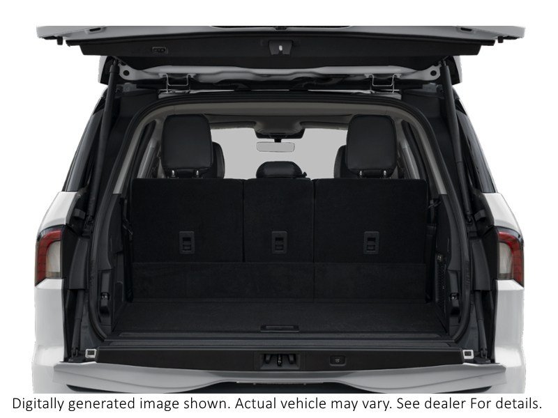 2027 Lincoln Navigator Reserve 4X4 Exterior Shot 4